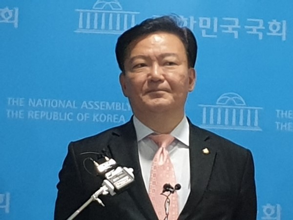 민경욱 전 미래통합당 의원, '불법집회 주도 혐의'로 경찰 출석