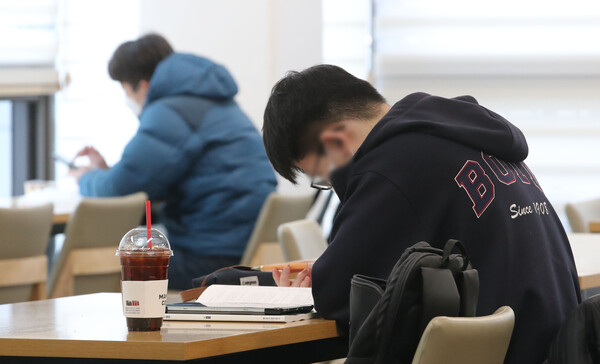 지난 25일 오후 서울 시내 스터디카페에서 이용객들이 거리두기를 하며 공부하고 있다. (사진=뉴시스)