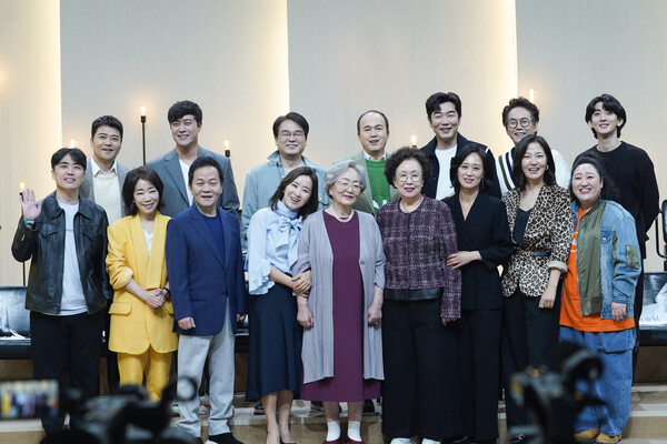 JTBC 새 예능 ‘뜨거운 씽어즈’ 연출을 맡은 신영광 PD(제일 왼쪽)가 제작발표회에 참석했다. / 사진=JTBC