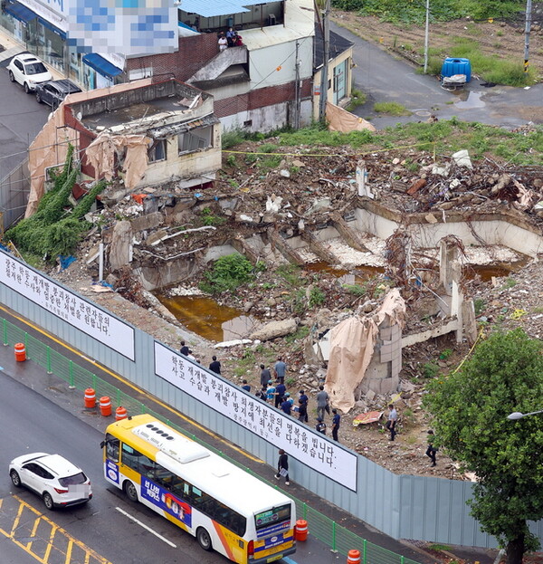 지난해 광주 학동 붕괴사고를 일으킨 현대산업개발이 서울시로부터 8개월 영업정지 처분을 받았다. (사진=뉴시스)