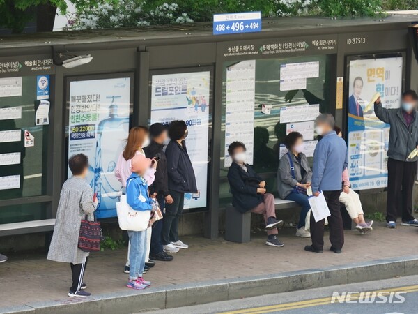 2일 오후 인천 남동구 구월동 한 버스정류소에서 시민들이 마스크를 쓰고 버스를 기다리고 있다. / 사진=뉴시스