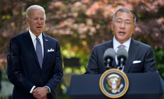22일 오전 서울 그랜드 하얏트 호텔 정원에서 조 바이든 미국 대통령(왼쪽)이 정의선 현대자동차그룹 회장의 연설을 듣고 있다. (사진=뉴시스)