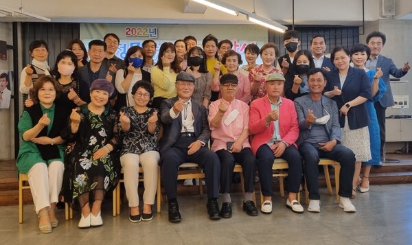 6월11일 오후 서울 종로구 대왕빌딩 NUGUNA 홀에서 열린 ‘서정문학 2022 상반기 등단식 및 시상식’에서 참가자들이 기념사진을 찍고 있다.