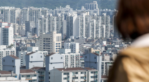 서울시내 아파트를 보는 시민의 모습. (사진=뉴시스)