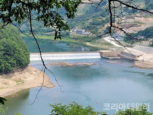 가뭄으로 충주댐 상류 단양 수중보가 드러난 모습(사진=김병호 기자)