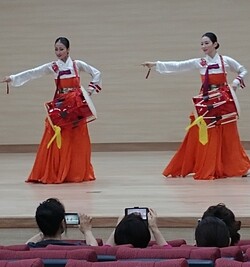 ‘대한민국 평화통일문화제' 시상식에서 한 예술팀이 축하 공연을 하고 있다.