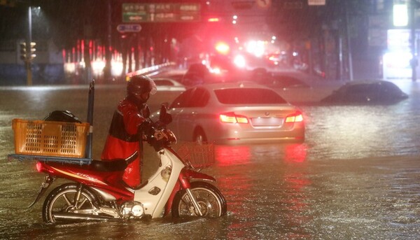 서울과 경기북부 등 수도권에 폭우가 내린 지난 8일 오후 서울 강남구 일대 도로가 침수돼 차량이 잠겨 있다. 사진=뉴시스