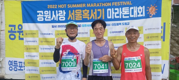 14일 신도림역 디큐브시티공원 도림천 광장에서 열린 ‘2022년 공원사랑 서울 혹서기 마라톤대회’ 참가자들이 포즈를 취하고 있다. / 사진=대한직장인체육회 마라톤협회