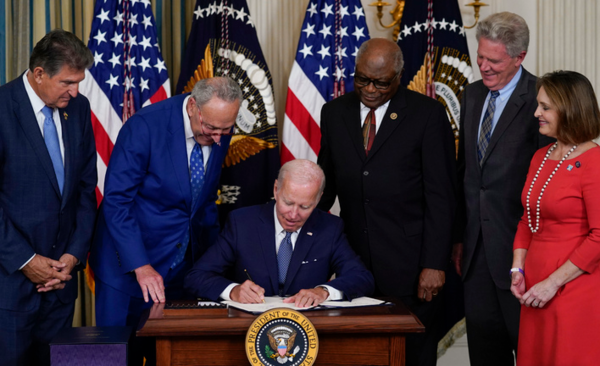 조 바이든 미국 대통령이 16일(현지시간) 백악관 스테이트 다이닝룸에서 기후변화 대응과 의료보장 확충 등의 내용이 담긴 '인플레이션 감축법'에 서명하고 있다. (사진=뉴시스)