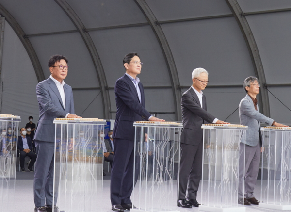이재용 삼성전자 부회장은 19일 삼성전자 기흥 반도체 R&D단지 기공식에 참석했다. 사진 왼쪽부터 정은승 DS부문 CTO, 이재용 부회장, 경계현 DS부문장, 진교영 삼성종합기술원장. (사진=삼성전자)