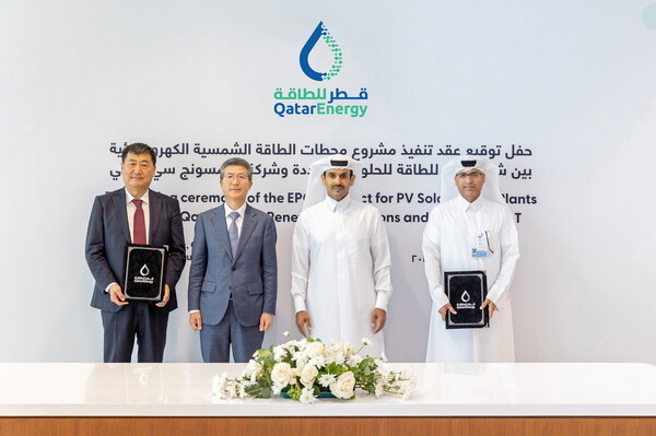23일 카타르 국영 에너지기업인 카타르에너지 본사에서 삼성물산 오세철 대표(왼쪽 두 번째)와 카타르에너지 사드 셰리다 알 카비(왼쪽 세번째) 대표가 태양광 프로젝트 계약 후 기념 촬영을 하고 있다. / 사진=삼성물산