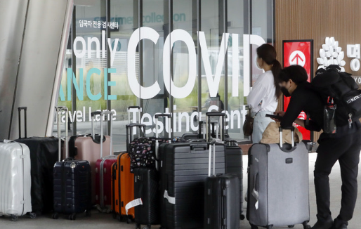 인천국제공항 입국자 전용 코로나 검사센터에서 검사를 받기 위해 기다리는 입국자 모습. (사진=뉴시스) 