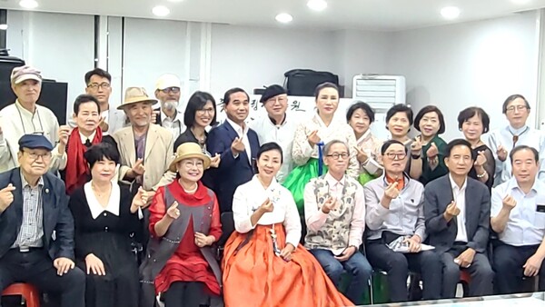 9월 14일 오후 서울 종로3가 대림상가 305호에서 열린 ‘꽃뜰힐링시낭송원 제2회 K•찾아가는 시낭송 여행’에 참가한 문우들이 기념사진을 찍고 있다.