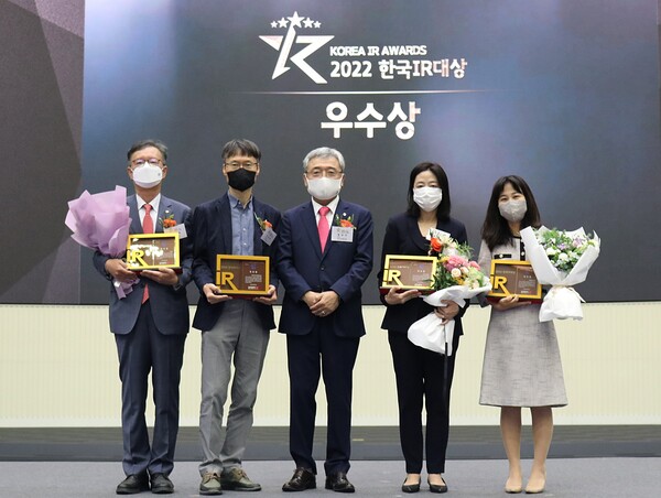 롯데칠성음료 송효진 부문장(가장 오른쪽)과 한국IR협의회 채남기 회장(가운데)이 ‘2022 한국IR대상 시상식’에서 기념 사진을 찍고 있다. / 사진=롯데칠성음료