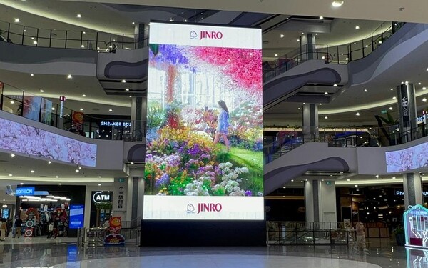 베트남 하노이의 대형 쇼핑몰 이온몰(AEON Mall) 내부의 진로(JINRO) 광고 / 사진=하이트진로