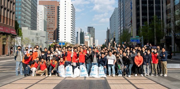 사진 / 지난 7일 황일문 SK렌터카 대표이사(우측 첫번째 줄 11번째)와 구성원들이 함께 창립 35주년을 맞아 서울 종로구 청계천 인근에서 ‘줍깅’ 활동 후 단체 사진을 촬영하고 있다.