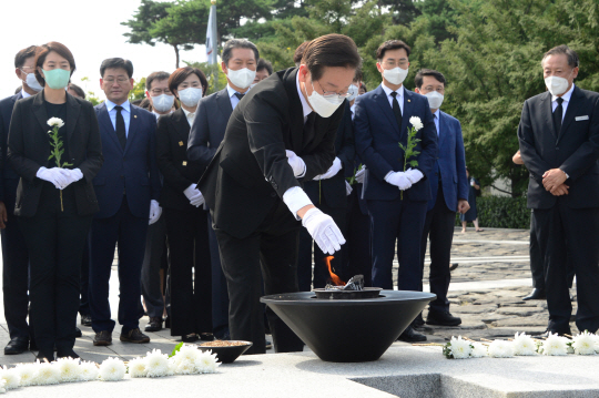 이재명 더불어민주당 대표가 지난해 9월 14일 오후 당 지도부들과 함께 경남 김해시 봉하마을을 찾아 고 (故) 노무현 전 대통령 묘역에 참배하고 있다. (사진 민주당 제공)
