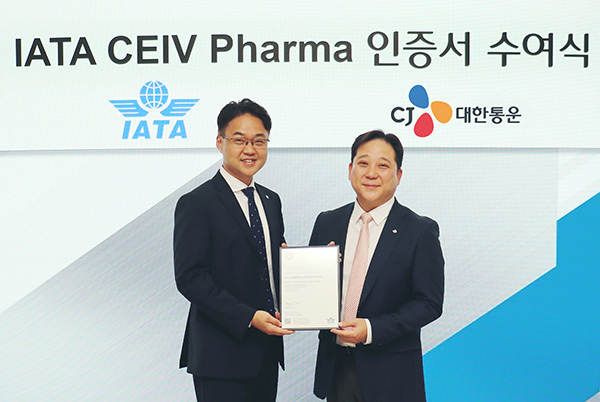 장영호 CJ대한통운 IFS본부장(오른쪽)와 김백재 IATA 한국지사장이 서울 종로구에 위치한CJ대한통운 본사에서 CEIV Pharma 인증서를 들고 기념촬영하고 있다.(사진=CJ대한통운)