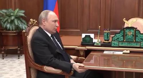 사진=지난해 4월 러시아 국방장관과의 회의자리에서 불편해보이는 푸틴 대통령/연합뉴스