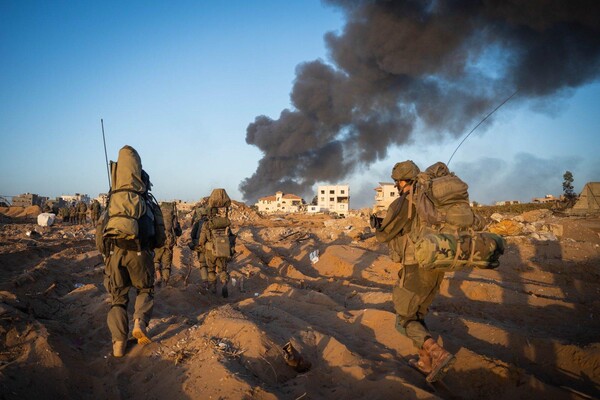 사진=이스라엘군의 폭격후 연기가 피어오르는 가자지구 마을을 향해 진격하는 병사들./연합뉴스제공