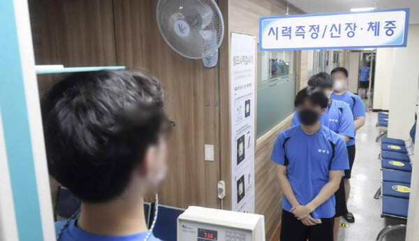 사진=입영대상자들이 신체검사를 받고 있는 모습/연합뉴스