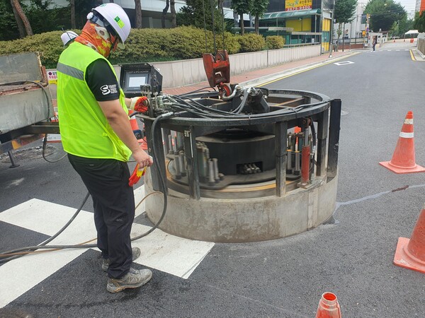 신공법을 적용한 맨홀 정비 작업 모습 사진=영등포구청 제공