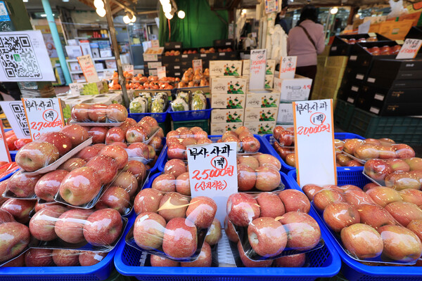 사진=2일 오후 서울 용산용문시장 한 과일가게에서 사과를 판매하고 있다./연합뉴스 제공