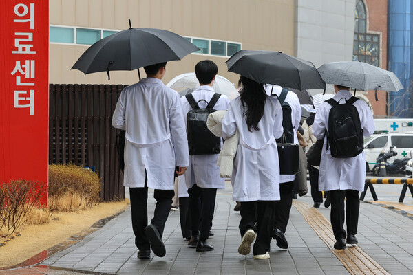 사진=19일 서울 시내 한 대학병원에서 의료진이 이동하고 있다./연합뉴스 제공