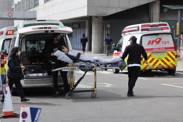 사진=의료대란이 계속되고 있는 가운데 24일 서울 시내의 한 대학병원 응급진료센터로 환자가 이송되고 있다. /연합뉴스 제공