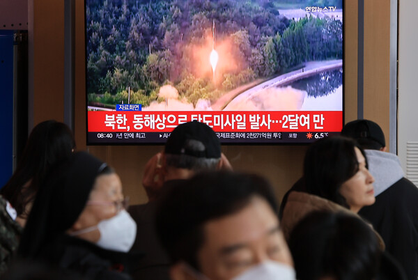 사진= 북한이 동해상으로 탄도미사일을 발사한 18일 오전 서울역 대합실에서 시민들이 관련 보도를 보고 있다./연합뉴스 제공