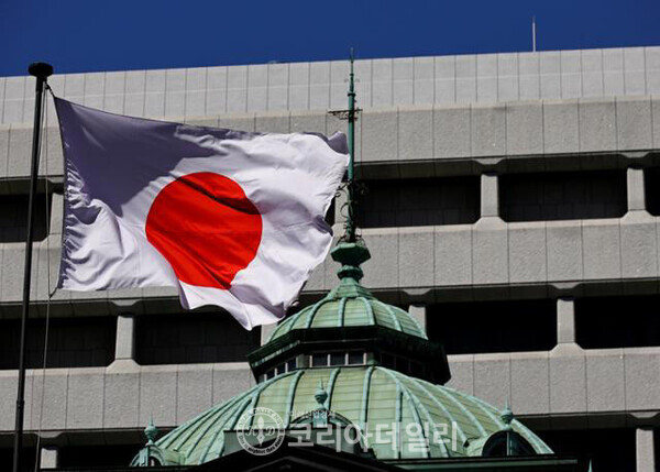 일본은행이 금융정책결정회의를 개최한 18일 도쿄 일본은행 건물에 게양된 일장기가 흔들리고 있다. (도쿄=로이터 연합뉴스)