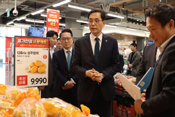 사진=한훈 농림축산식품부 차관이 21일 서울 강서구 홈플러스를 방문해 장바구니 물가 점검에 나섰다. /농림축산식품부